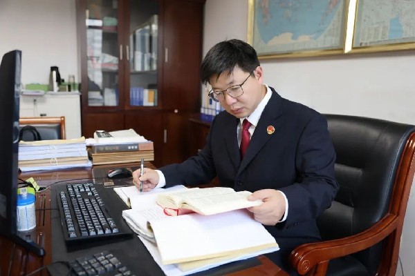 吴青松:持正守义,青松挺然.jpg